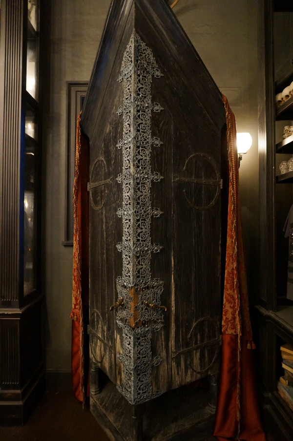 邓布利多死的那天晚上，是什么文物让食死徒进入霍格沃兹