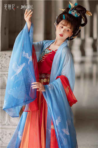 《绝对演绎》联名款汉服上线，游戏中的唐朝公主终于走进现实了！